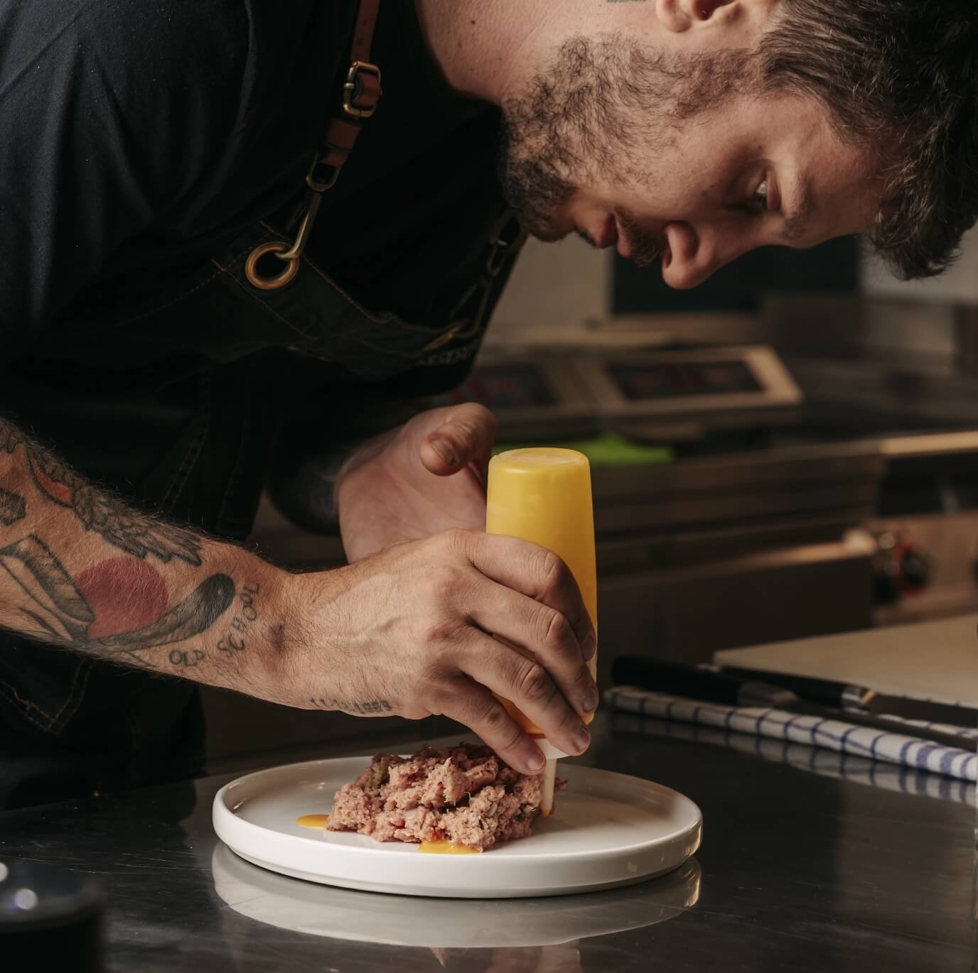 chef-al-lavoro-piatto-gourmet-i-morosetti Chef prepara piatto gourmet al ristorante I Morosetti Verona