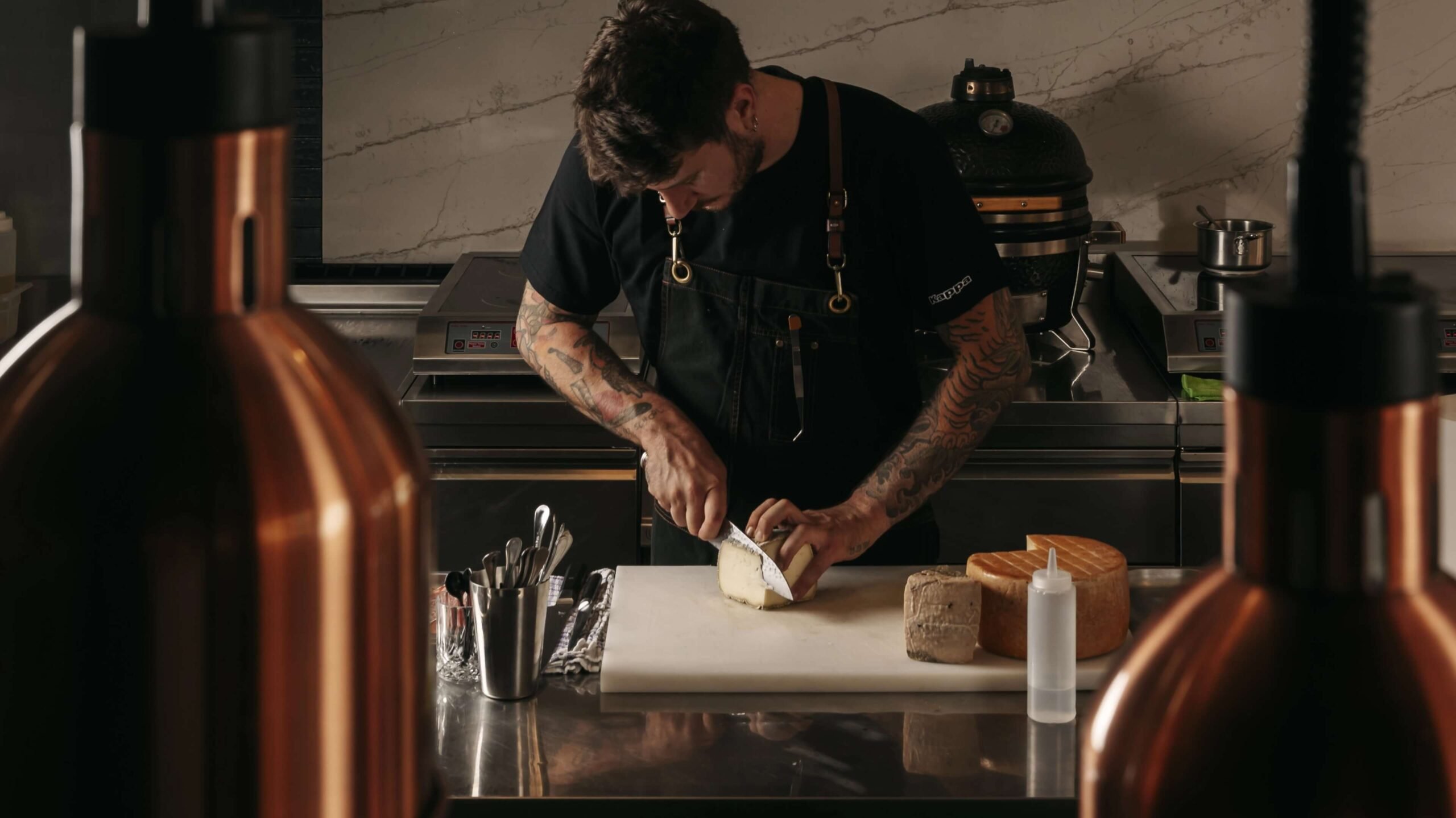 Chef che taglia formaggi artigianali al ristorante I Morosetti Verona