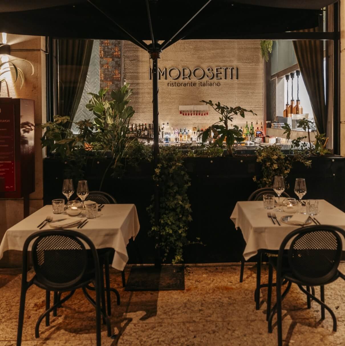 dehors-ristorante-i-morosetti-verona Dehors con tavoli apparecchiati al ristorante I Morosetti Verona
