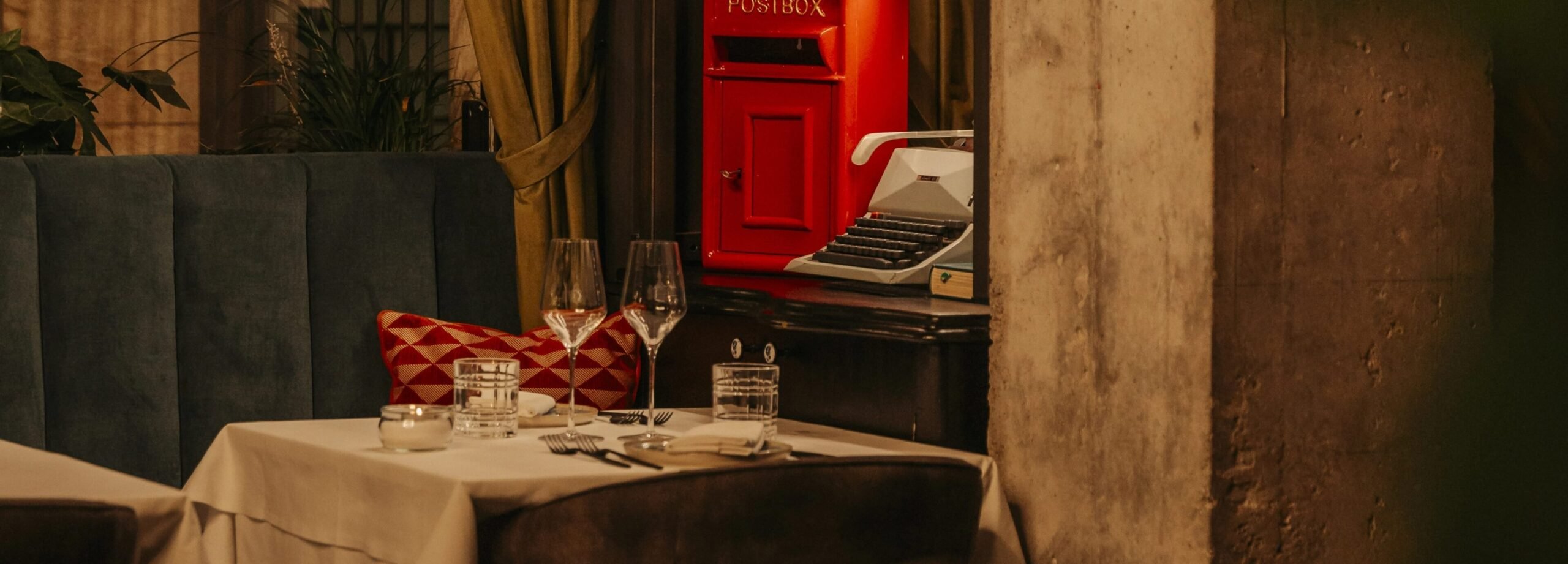 Tavolo apparecchiato con dettagli vintage al ristorante I Morosetti Verona