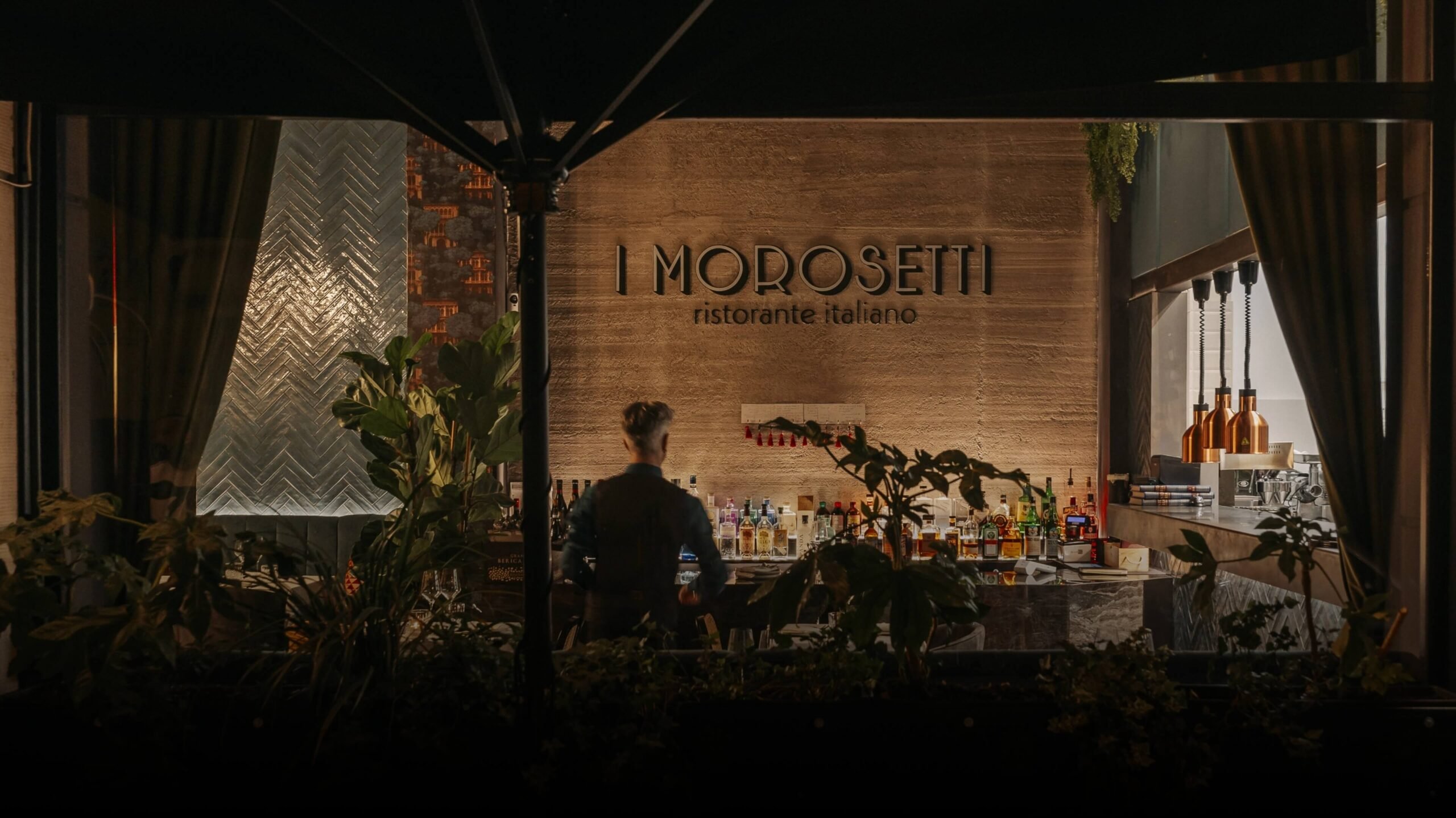 Esterno del ristorante I Morosetti in centro a Verona con insegna e bancone bar