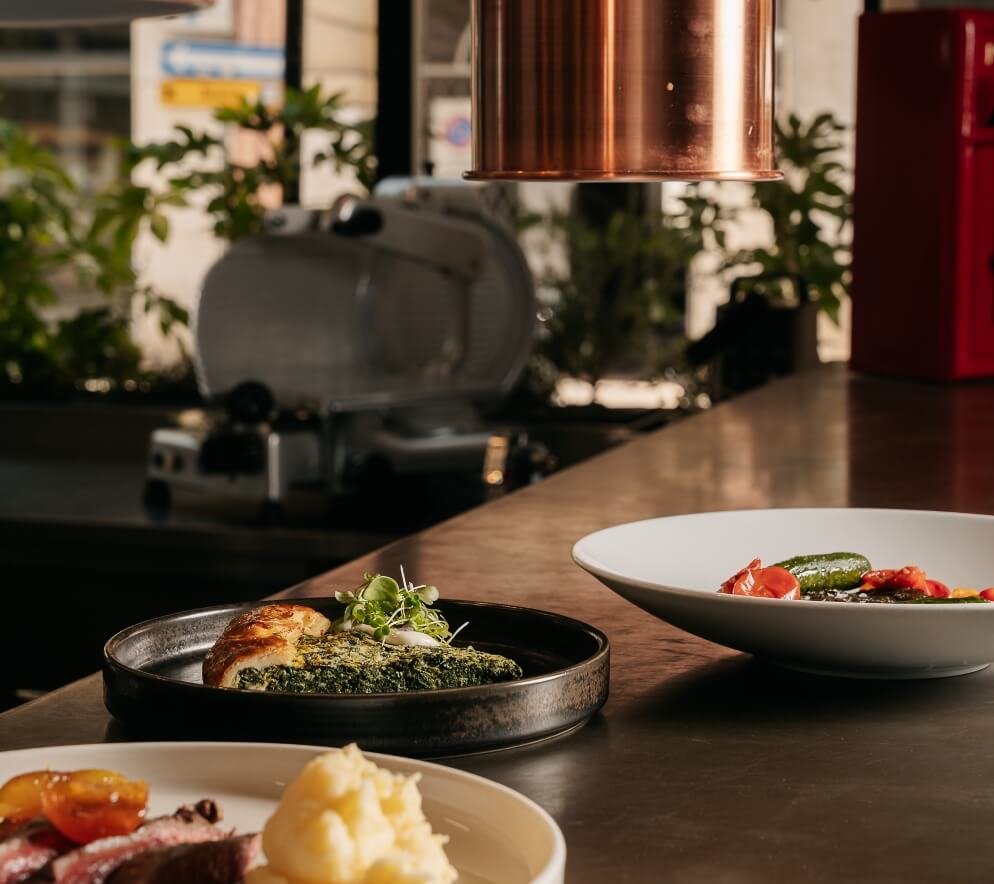 Piatti gourmet al bancone della cucina del ristorante I Morosetti Verona