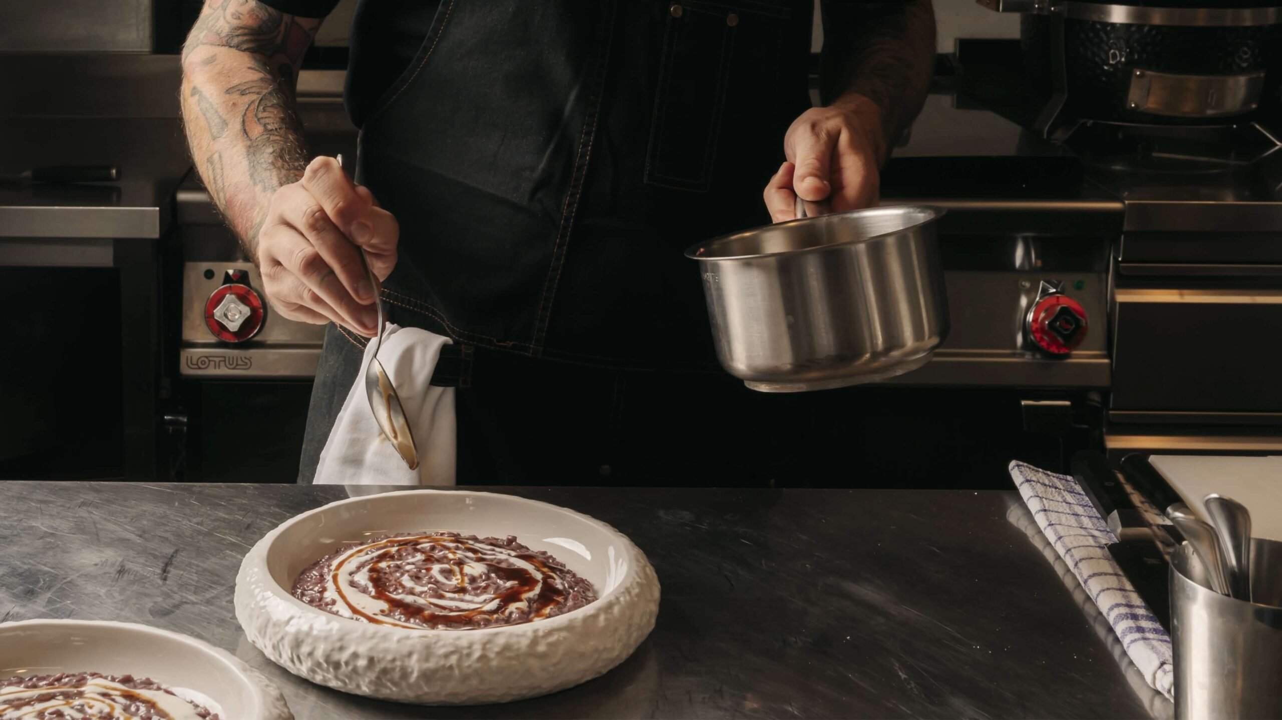 Chef prepara un risotto in cucina al ristorante I Morosetti Verona